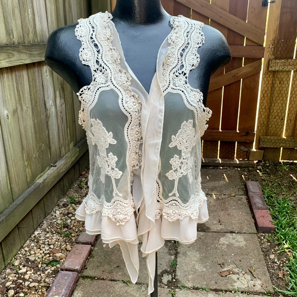 Umgee Women Boho Style Ivory Lace Ruffle Crop Vest